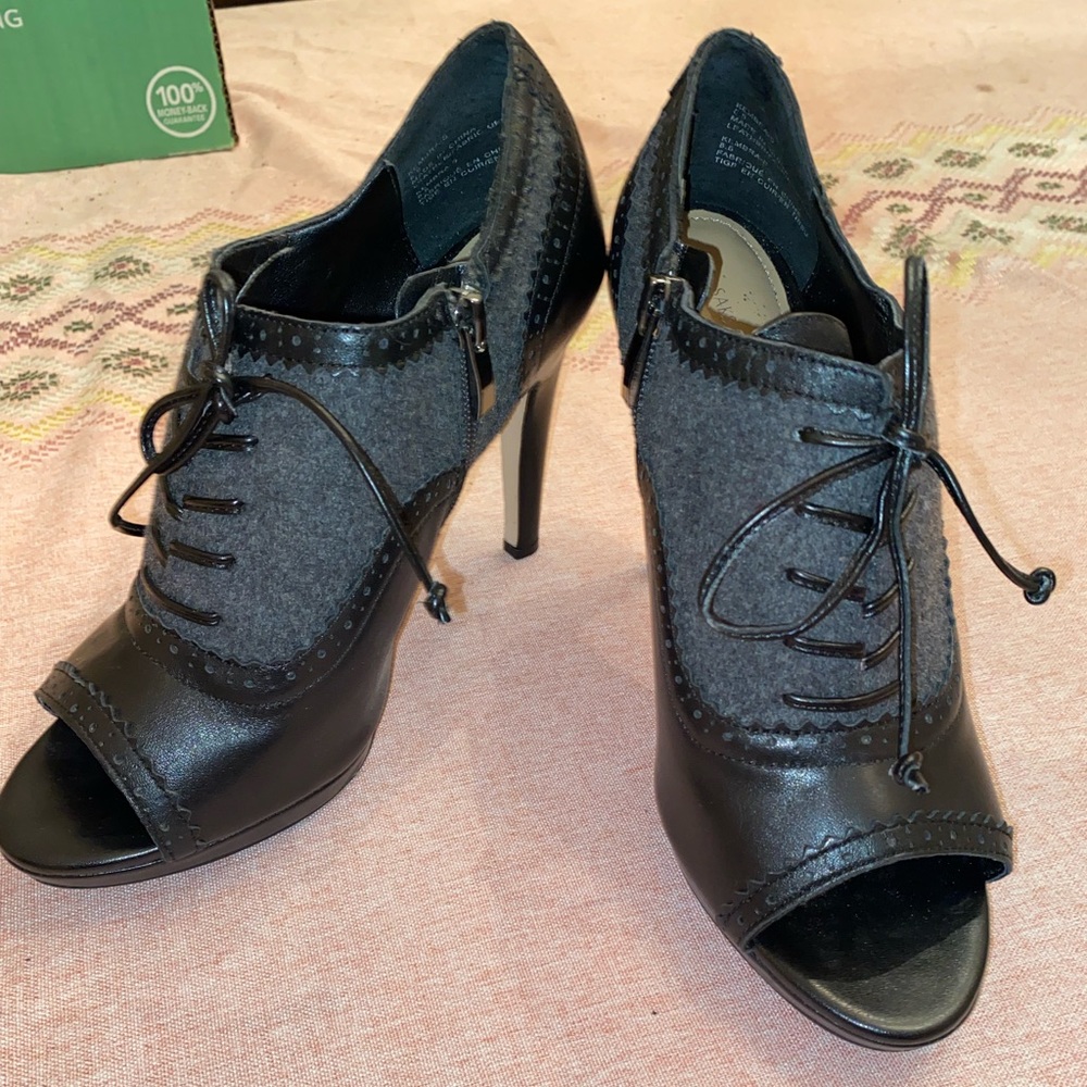 Saks Fifth Ave Black & Grey
Leather Oxford Heels sz 8.5